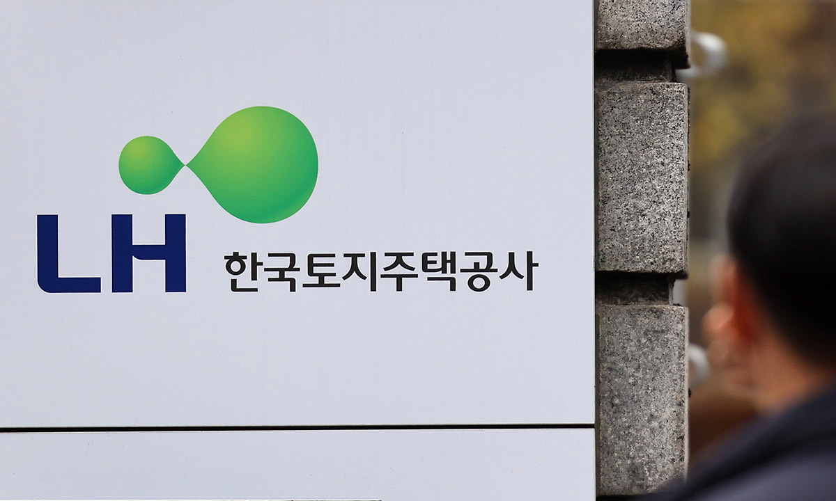 [단독] 빚 160조 LH, 태블릿 구입에만 240억 쓴다